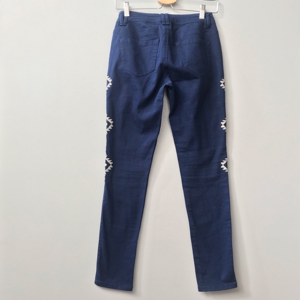 ROMEO & JULIET COUTURE Embroidered Jeans - Picture 4 of 8
